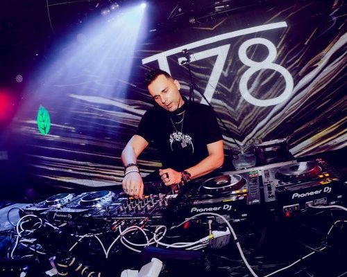 “Enfant de la Rave” by T78 & Krazka X Noyse & Vernex is the new techno / hard dance track that skyrocketed the charts and has support, among others,  from Armin Van Buuren, Marie Vaunt..